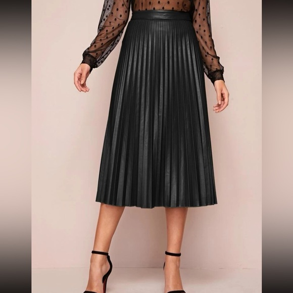 Black  pleated vegan leather midi skirt - Picture 5 of 8
